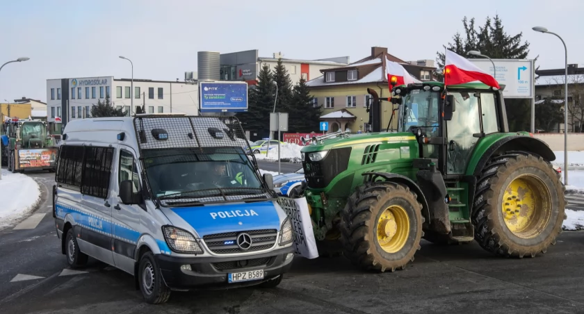 Warszawa w napięciu: policja blokuje ciągniki, rolnicy nacierają