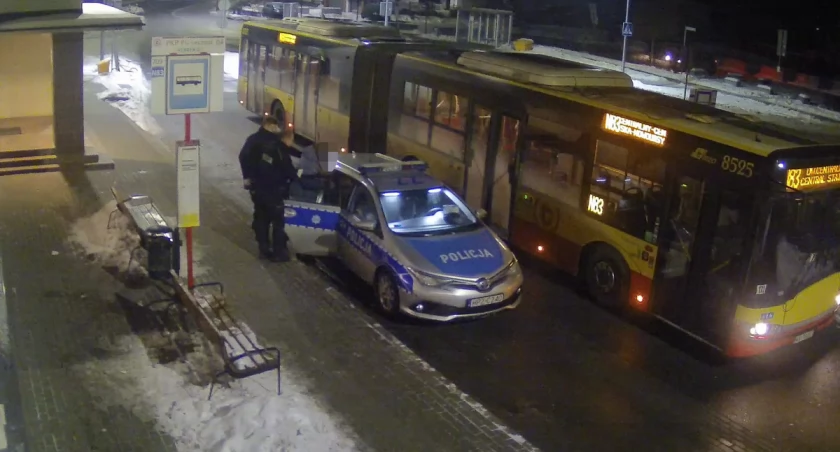  Zobaczył go na monitorze i nie czekał ani chwili