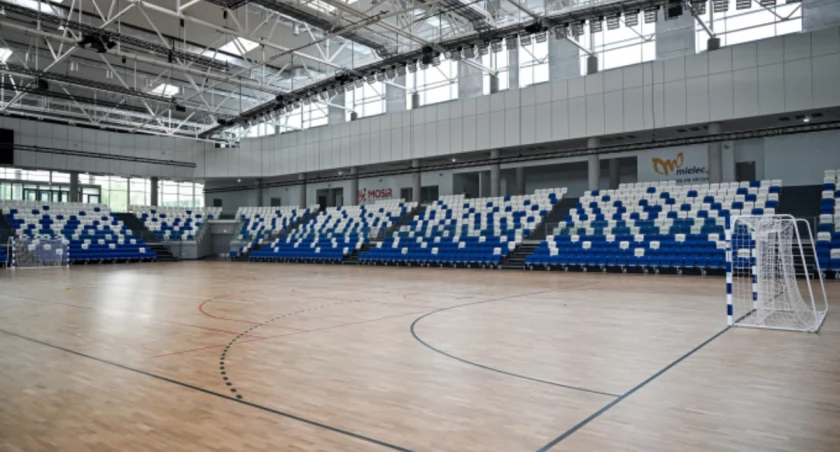 Rząd szykuje hale sportowe na wojnę