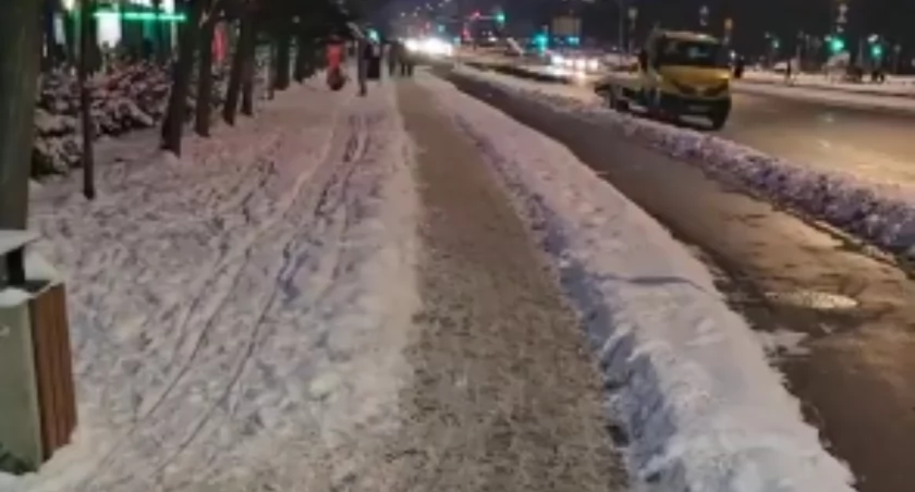 Brną w błocie jak w slumsach, gdy obok lśni asfalt dla wybranych