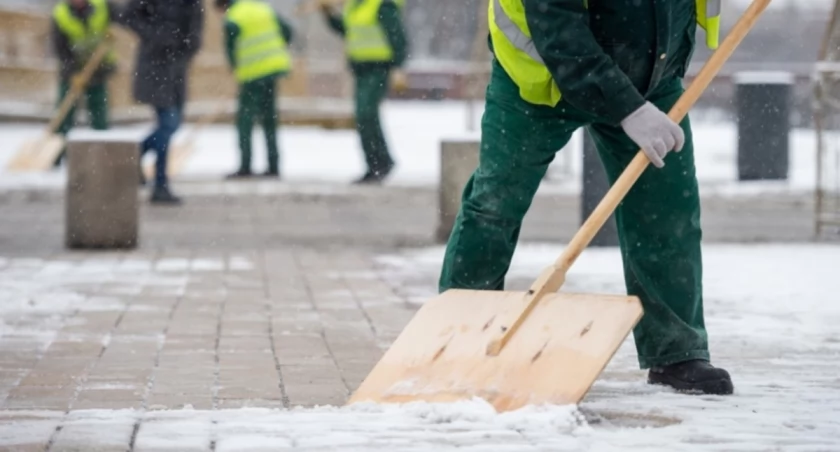 Oto kto odpowiada za śliskie chodniki w Warszawie