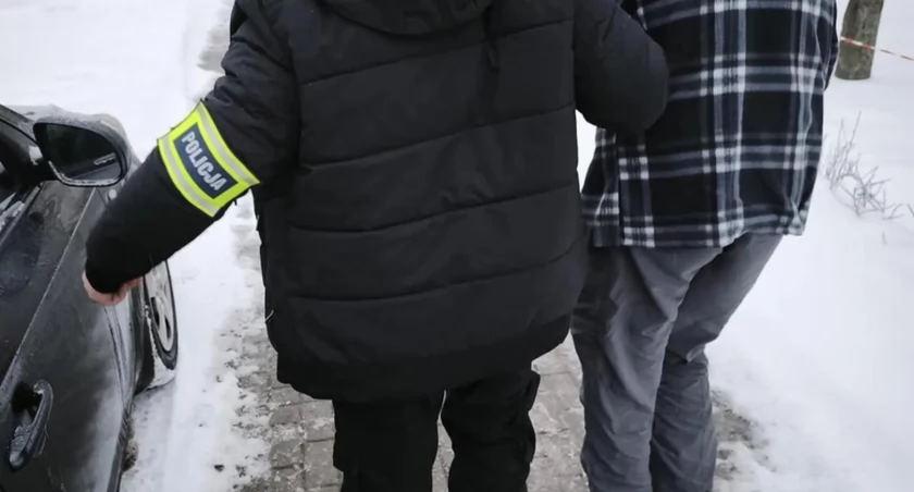 89-latek w samej koszuli na mrozie