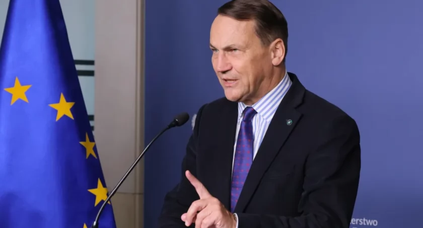 Sikorski grzmi z Indii: „Rosji nie wolno ufać”
