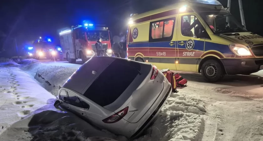 Kierowca stracił przytomność, auto wpadło do rowu