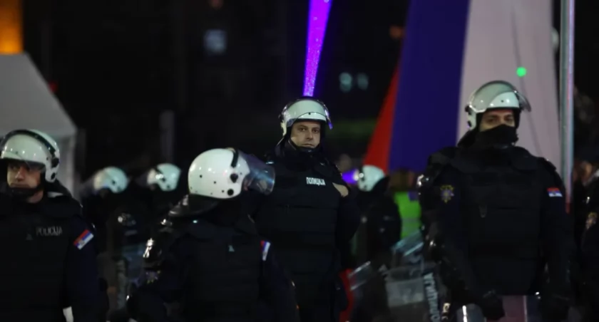 Wyrzuceni siłą z uczelni. Studenci rozpalają Serbię