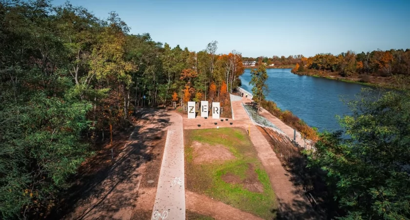 Nie jest w centrum, a wygrał wszystko