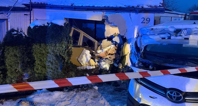  Samochód wbił się w dom nad ranem