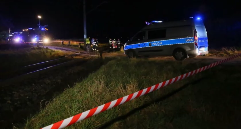 Osiem wagonów poza torami
