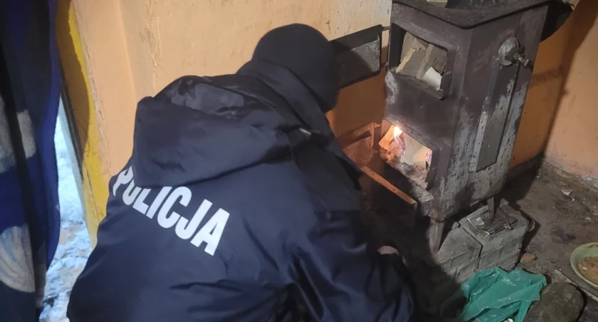 Policjanci weszli do pustostanu...
