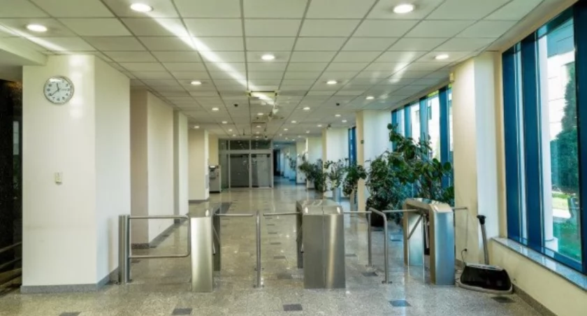 Alior Bank sprzedaje biurowiec przy Towarowej