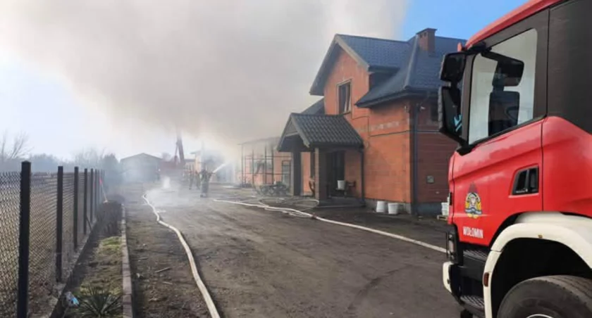 Ogień trawił halę pod Warszawą