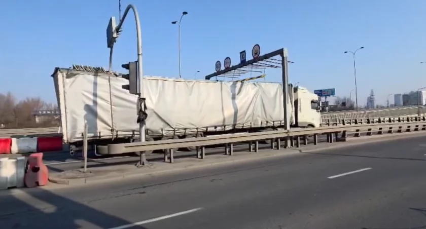 Ciężarówka wbiła się w tunel, kierowca zniknął