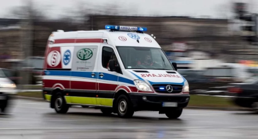 Chwile grozy na Targowej. Auto przewrócone na dach