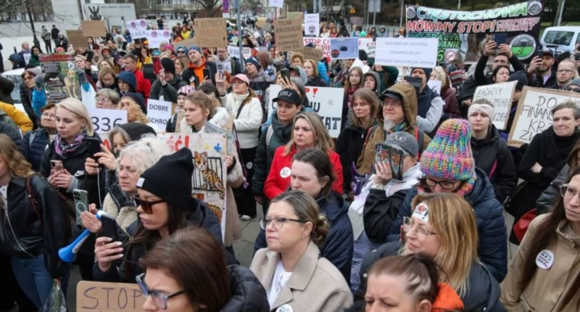 Głośny protest przed Sejmem. Problem bezdomnych zwierząt w centrum uwagi