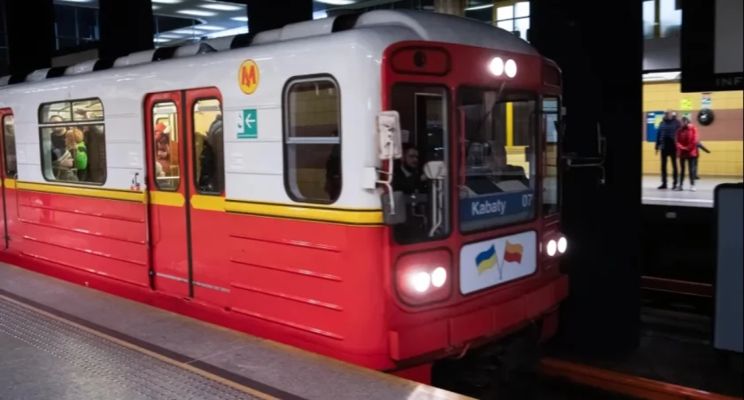 Paraliż na kluczowej linii metra. Pasażerowie muszą uzbroić się w cierpliwość