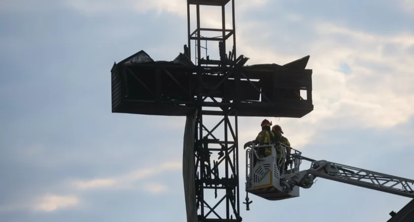 Krzyż z parafii Św. Maksymiliana Kolbego, który spłonął, zostanie odbudowany