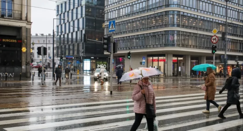 Nadchodzi fala deszczu i zimna