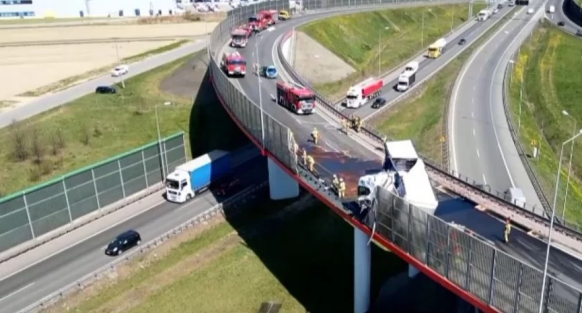 Groźny wypadek w Warszawie. S8 całkowicie zablokowana