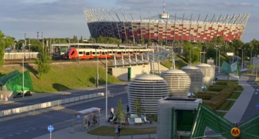 Pasażerów czekają zmiany w kursowaniu pociągów oraz dodatkowe honorowanie biletów w komunikacji miejskiej i kolejowej na terenie Warszawy