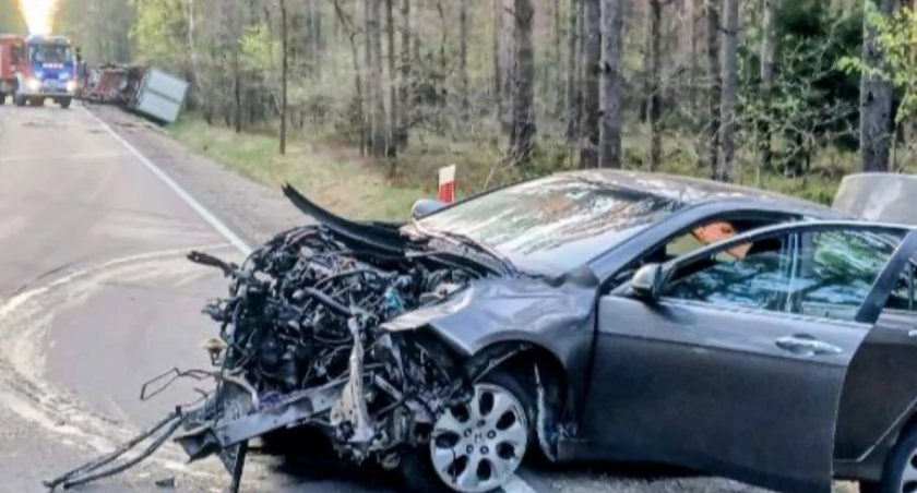 Ciężarówka w rowie po zderzeniu z osobówką