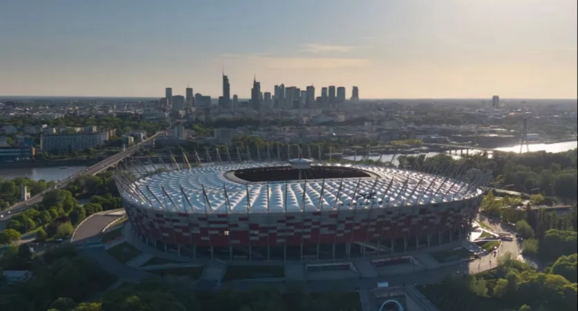 Zakaz lotów dronami przy Stadionie Narodowym w Warszawie