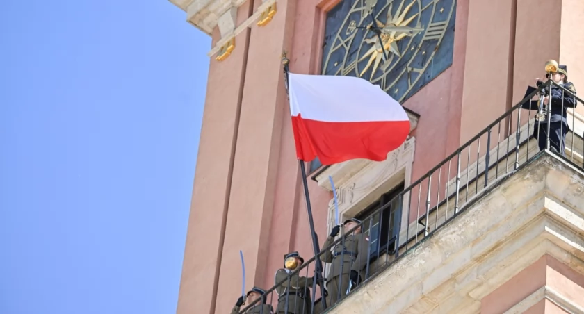 Biało-czerwona na wieży zegarowej Zamku Królewskiego