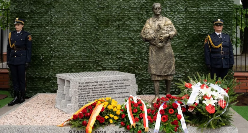 „Położna z Auschwitz” wróciła na Karową. Łzy podczas odsłonięcia pomnika