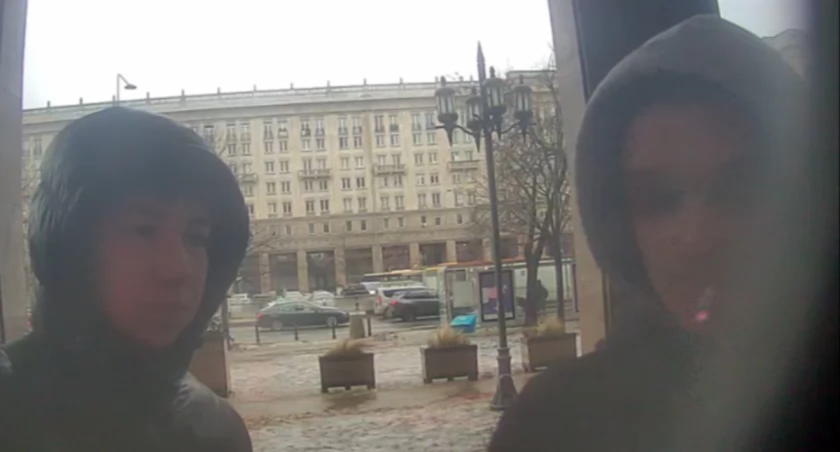 Policjanci publikują wizerunki osób mogących mieć związek z oszustwem