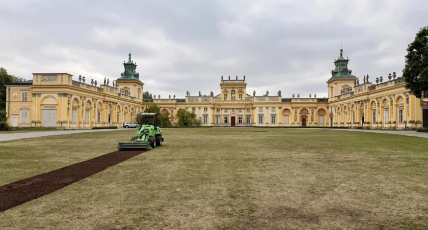 Tłumy bawiły się do rana, dziś trwa ratowanie trawnika przed pałacem