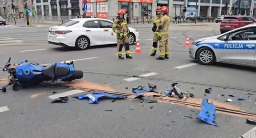 Dramat w Alejach Jerozolimskich. Potężne zderzenie i ranny motocyklista