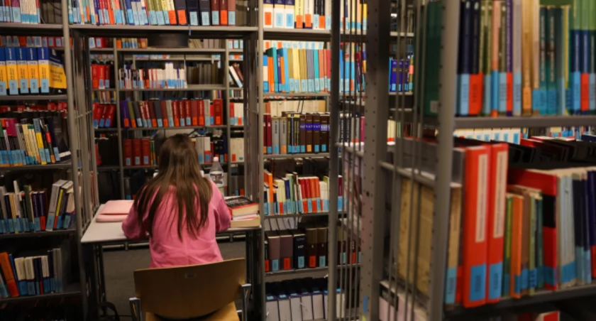 Biblioteka UW szuka ochotników. AI kompletnie nie radzi sobie z tymi dokumentami