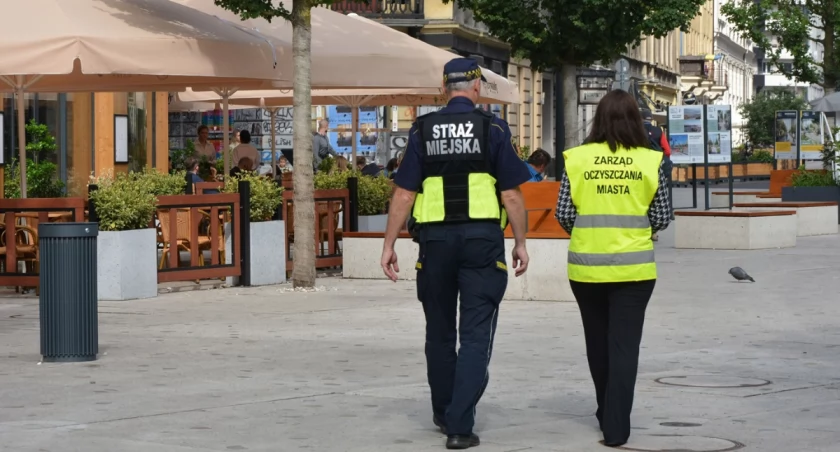 Warszawa ma dość brudu. Trwa cicha walka o miasto