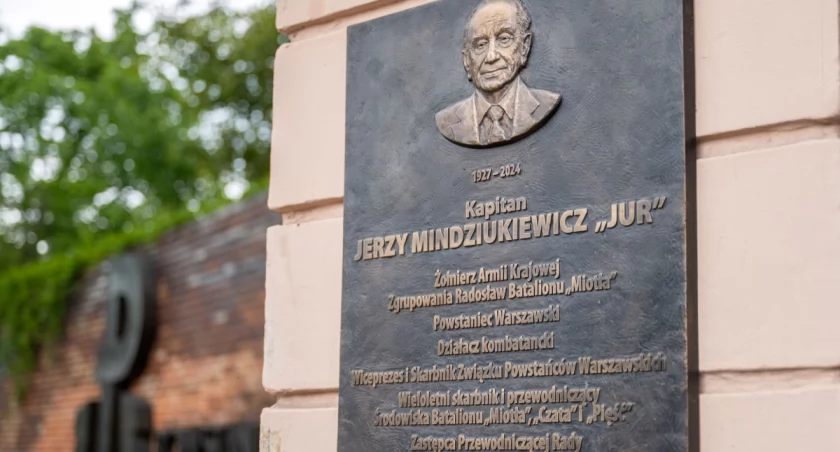 „Tacy ludzie nie odchodzą”. Poruszające chwile przy Długiej 22 w Warszawie