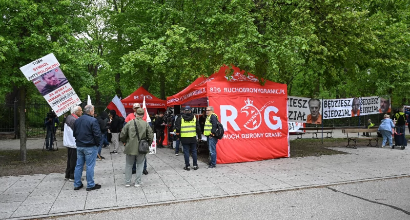 Przed KPRM trwa protest. Napięcie wokół „Miasteczka Gniewu” rośnie [ZDJĘCIA]