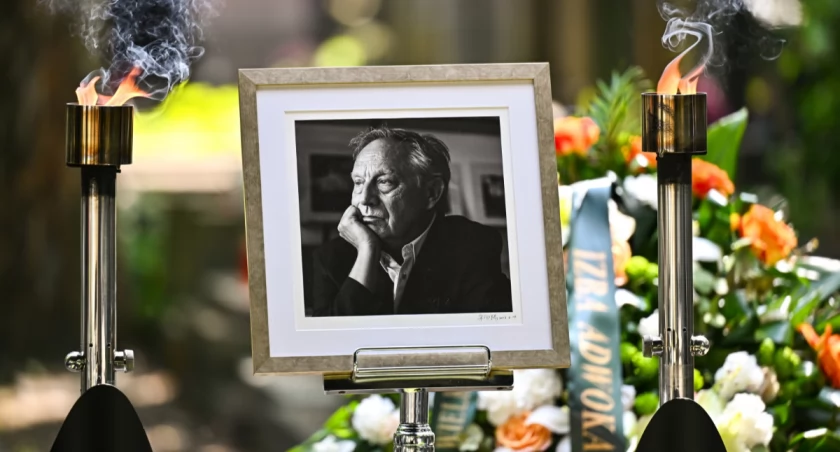 Wzruszające sceny w Warszawie. Tak pożegnano Krzysztofa Piesiewicza [ZDJĘCIA]