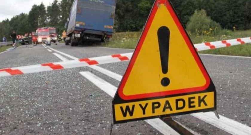 Jeden na dachu, drugi bez dachu. Poważny wypadek na Mazowszu