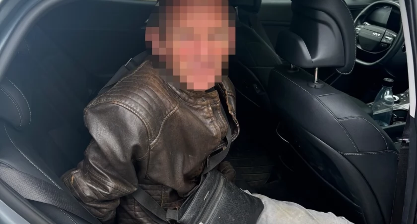 Włamał się do garażu i toporkiem rozbijał ścianę