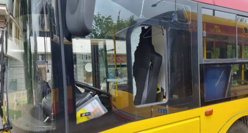 Agresywny pasażer uszkodził autobus i znieważył policjantów