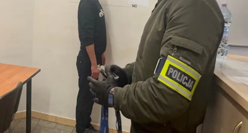Porwał mężczyznę sprzed klubu. Schował się pod dziecięcym łóżkiem
