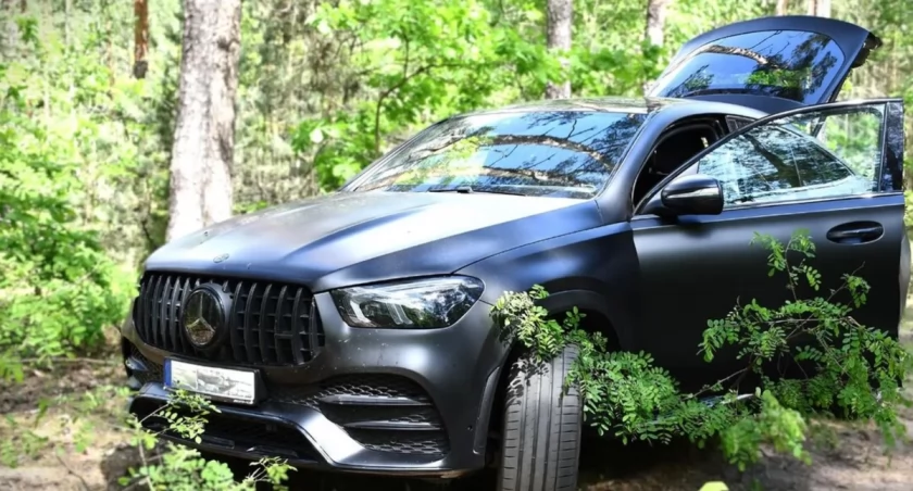 Mercedes za 400 tysięcy odjechał na jej oczach