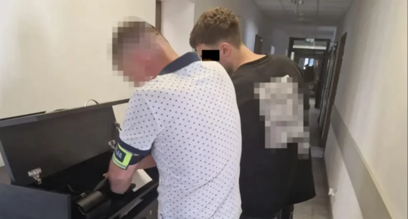 Nerwowo rozglądał się na ulicy. Policjanci od razu wiedzieli, że coś ukrywa