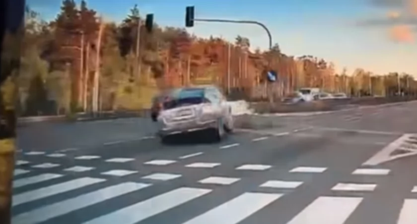 Jedna sekunda i piekło na drodze. Audi rozerwane na pół, młodzi ludzie nie żyją