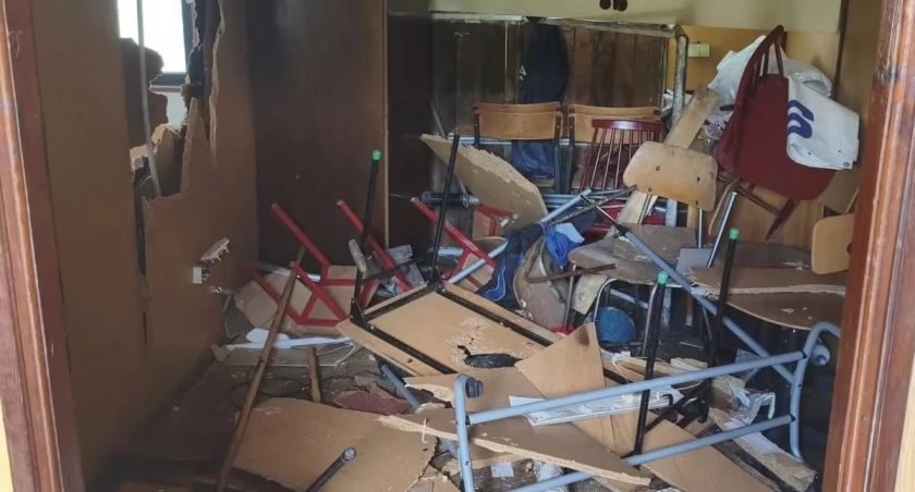 Zdewastowane szatnie klubu. „Roznieśli w pył sprzęt, powybijali okna”