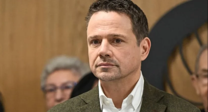 Incydent podczas sesji rady miasta. Policja zatrzymuje dwie osoby, Trzaskowski zabiera głos