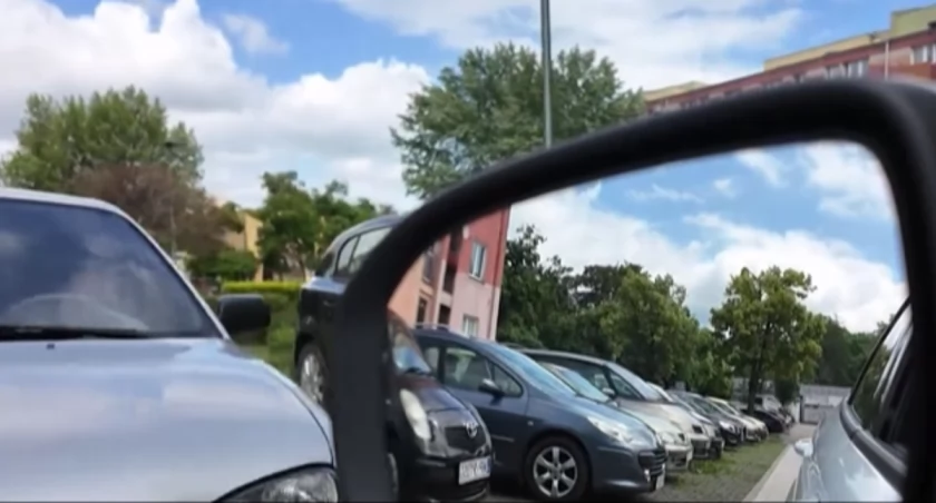 Naklejał „kary” na samochody. Kierowca policzył straty i ruszyła lawina