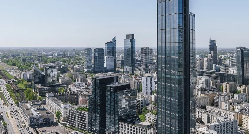 Szyba spadła z Varso Tower. Uszkodzony samochód