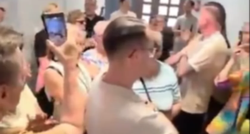 Awantura o szpital w Mławie. Tłum próbował dostać się do gabinetu starosty
