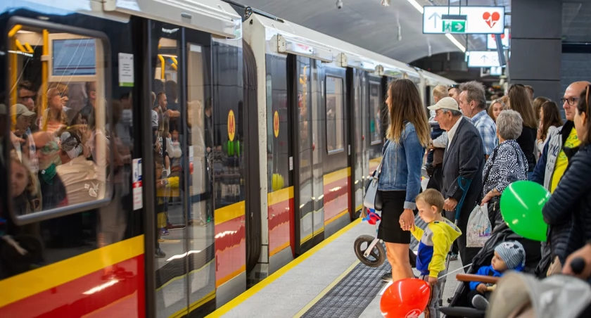 ZTM ogłosił wakacyjne cięcia. Część linii znika, metro pojedzie inaczej