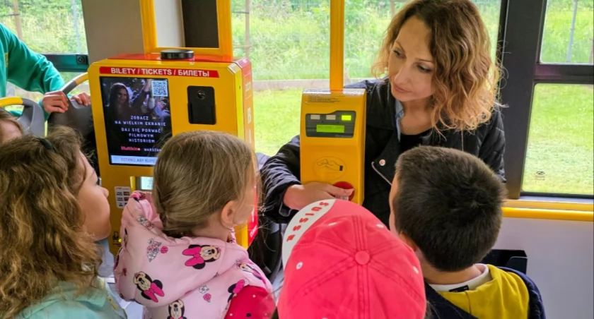 Wcisnęły wszystkie przyciski w autobusie. Tak WTP uczy najmłodszych pasażerów