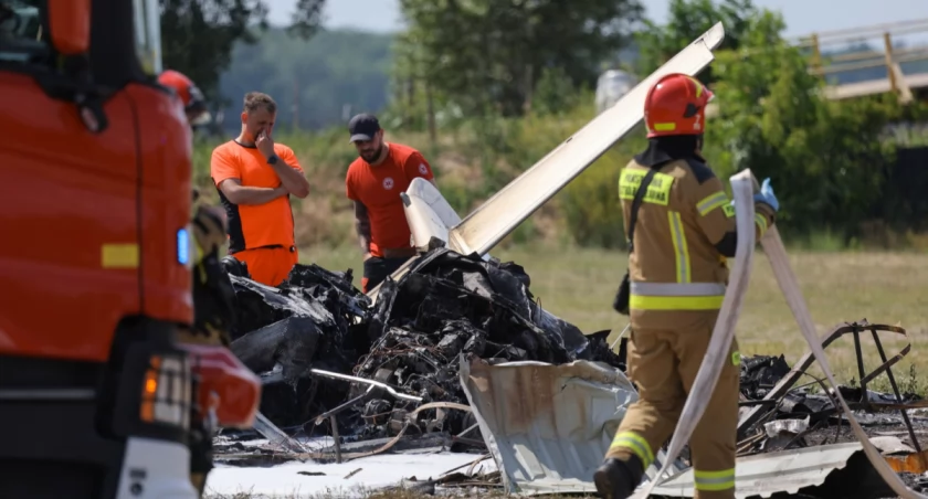 Bemowo w szoku. Po katastrofie awionetki nie żyją dwie osoby [ZDJĘCIA]